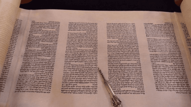בין סיפור להיסטוריה