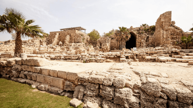 בנאים וארכיאולוגים בקיסריה העתיקה